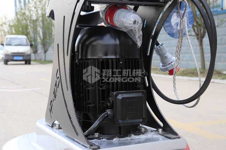 拋光機是為了讓地面表面有光澤，需要先研磨后才可以拋光。拋光分為粗拋和精拋，這時候可以使用拋光機，配合拋光墊，提高地面的光澤度。高速地坪拋光機讓你輕松完成地坪拋光工作，提高地坪亮度。